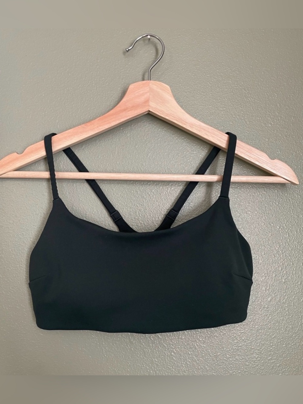 Lululemon Forrest Green Sports Bra
34B (size 6)
Great condition 
Removable pads